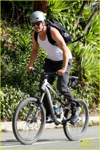 Exclusive - Josh Duhamel Shows Off His Muscular Arms While He Bikes In A Tank Top